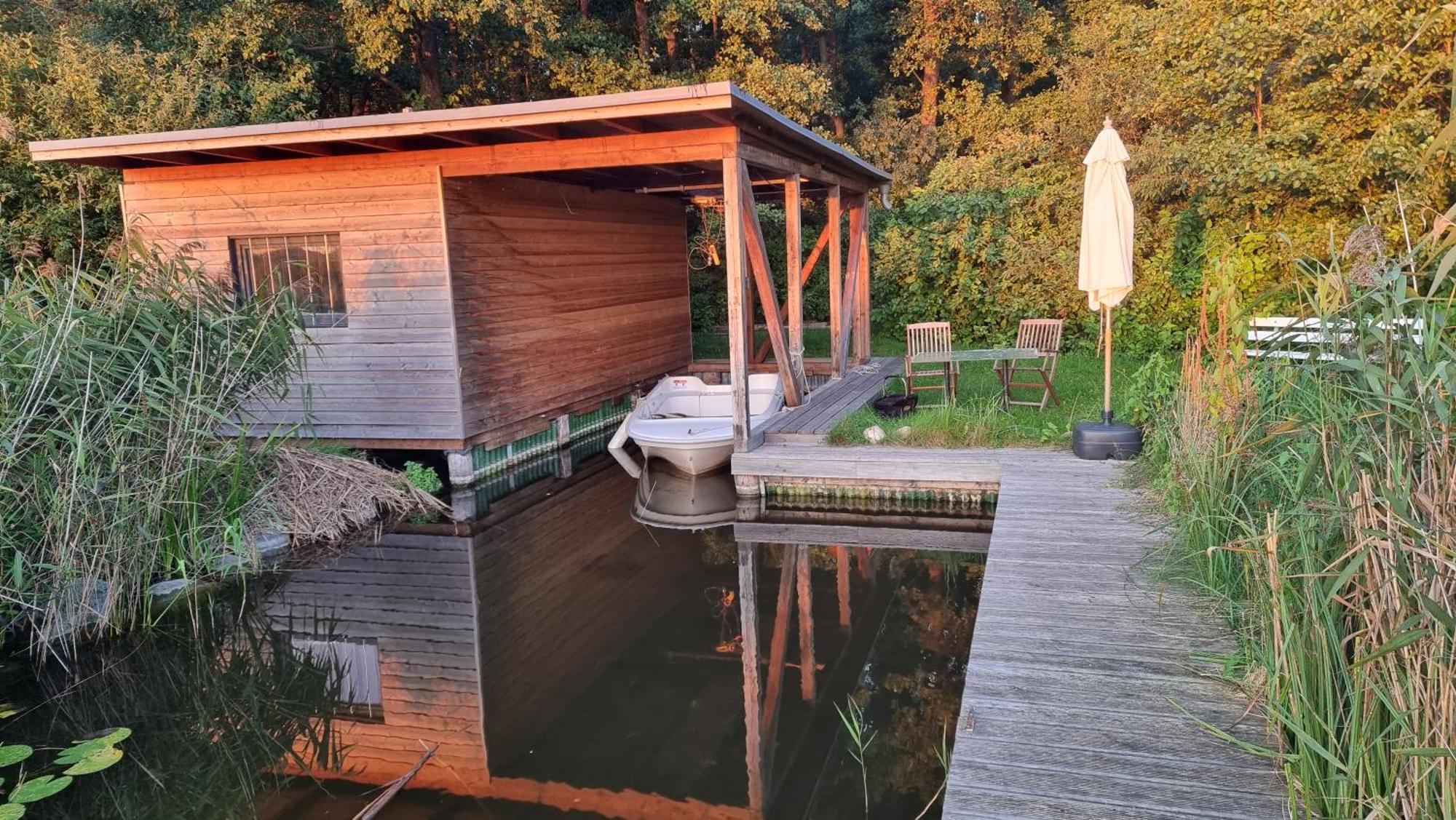 Mecklenburgische Seenplatte - Fh Mit Optionalem Steg Und Ruderboot Grosszerlang Exteriör bild